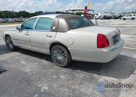 2005 Lincoln Town Car Signature Limited из США, поврежденный, VIN 1LNHM82W25Y619162
